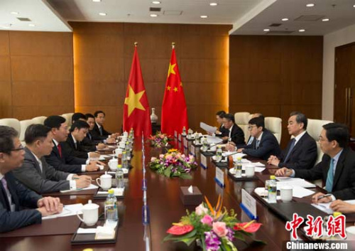 4月18日，中国外交部长王毅在北京会见越南副总理兼外长范平明。中新社记者 刘关关 摄