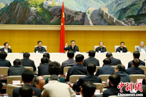 4月18日,中共中央政治局常委、国务院总理李克强在北京主持召开“贯彻新发展理念 培育发展新动能”座谈会,与正在国家行政学院该专题研讨班学习的全体学员、有关部门、部分企业和金融机构负责人座谈交流。中新社记者 盛佳鹏 摄 4月18日,中共中央政治局常委、国务院总理李克强在北京主持召开“贯彻新发展理念 培育发展新动能”座谈会,与正在国家行政学院该专题研讨班学习的全体学员、有关部门、部分企业和金融机构负责人座谈交流。中新社记者 盛佳鹏 摄