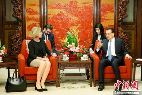 4月18日，中国国务院总理李克强在北京中南海紫光阁会见欧盟委员会副主席、外交与安全政策高级代表莫盖里尼。中新社记者 盛佳鹏 摄