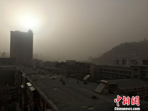 17日以来，一场自西向东的大范围沙尘天气过程侵袭甘肃中西部多个城市，多地PM10浓度超过1000微克/立方米。图为遮天蔽日的沙尘笼罩兰州城区。　冯志军 摄