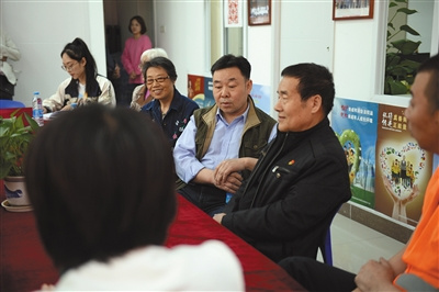 昨日,后南仓小区居民代表在居委会商讨违建拆除后,空地的使用办法。 昨日,后南仓小区居民代表在居委会商讨违建拆除后,空地的使用办法。