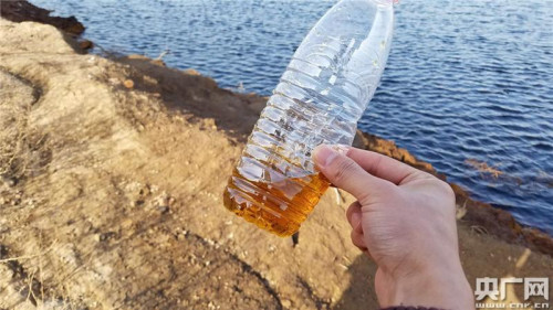 �����ÿ�Ȫˮƿʢ��һЩ���ڵ�ˮ�壬�ʰ�͸������ɫ����ζ�������ԡ�((������ �׽ܸ� ����Ⱥ ��))