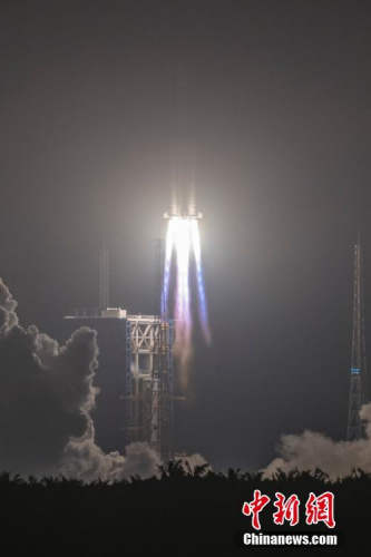 中国自主研制的首艘货运飞船“天舟一号”于4月20日晚间19时41分在海南文昌航天发射场成功发射升空。骆云飞 摄 中国自主研制的首艘货运飞船“天舟一号”于4月20日晚间19时41分在海南文昌航天发射场成功发射升空。骆云飞 摄