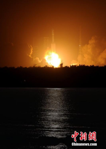 中国自主研制的首艘货运飞船“天舟一号”于4月20日晚间19时41分在海南文昌航天发射场发射升空。孙浩 摄 中国自主研制的首艘货运飞船“天舟一号”于4月20日晚间19时41分在海南文昌航天发射场发射升空。孙浩 摄