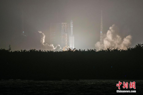 中国自主研制的首艘货运飞船“天舟一号”于4月20日晚间19时41分在海南文昌航天发射场成功发射升空。骆云飞 摄