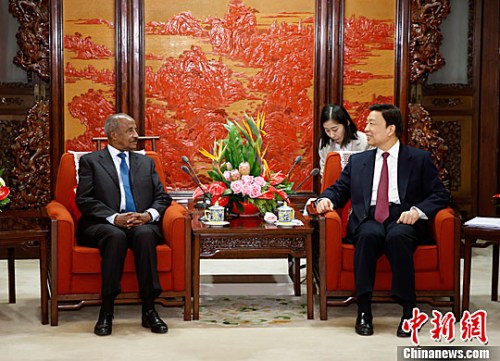 4月20日，中国国家副主席李源潮在北京会见厄立特里亚外长奥斯曼。中新社记者 杜洋 摄