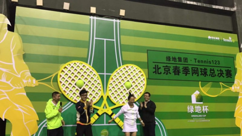 Tennis123创始人汪俊与黄绮珊、王铮亮。主办方供图 Tennis123创始人汪俊与黄绮珊、王铮亮。主办方供图