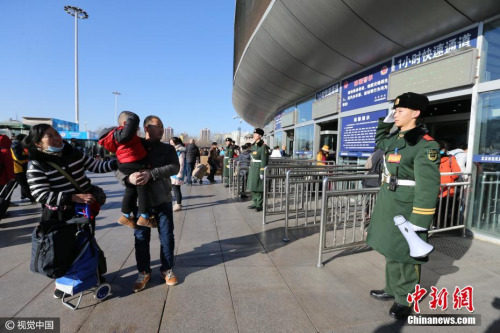 1��13�գ��ڱ�����վ�Ϲ㳡1Сʱ����ͨ��ǰ��һ�����Ժ��Ͻ����ķ򸾱�����������С���Ӿþô����ں����У����ǵĴ��������ά����վ������侯�����ܶ�ʮ��֧��ִ���ڱ����Ͻܡ�ͼƬ��Դ���Ӿ��й�