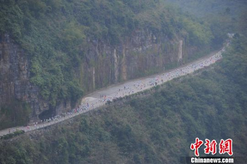 2016中国—东盟山地马拉松赛(马山站)比赛现场(资料图)。 胡雁 摄 2016中国—东盟山地马拉松赛(马山站)比赛现场(资料图)。 胡雁 摄