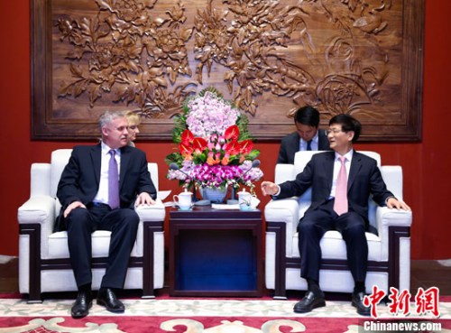 4月26日，中共中央政治局委员、中央政法委书记孟建柱在北京会见白俄罗斯安全会议国务秘书扎西。中新社记者 刘震 摄