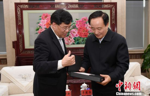“宁夏的对外开放始于改革开放,但实际上宁夏真正走向世界,是借助了中央‘一带一路’倡议的东风,特别是国家扩大向西开放、内陆开放为宁夏带来了重大机遇。”宁夏回族自治区党委书记李建华(右)近日在银川接受中新社记者专访时说。 毛建军 摄 “宁夏的对外开放始于改革开放,但实际上宁夏真正走向世界,是借助了中央‘一带一路’倡议的东风,特别是国家扩大向西开放、内陆开放为宁夏带来了重大机遇。”宁夏回族自治区党委书记李建华(右)近日在银川接受中新社记者专访时说。 毛建军 摄
