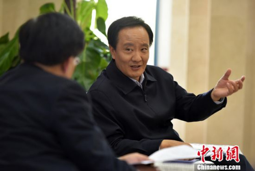 “宁夏的对外开放始于改革开放,但实际上宁夏真正走向世界,是借助了中央‘一带一路’倡议的东风,特别是国家扩大向西开放、内陆开放为宁夏带来了重大机遇。”宁夏回族自治区党委书记李建华近日在银川接受中新社记者专访时说。 毛建军 摄 “宁夏的对外开放始于改革开放,但实际上宁夏真正走向世界,是借助了中央‘一带一路’倡议的东风,特别是国家扩大向西开放、内陆开放为宁夏带来了重大机遇。”宁夏回族自治区党委书记李建华近日在银川接受中新社记者专访时说。 毛建军 摄