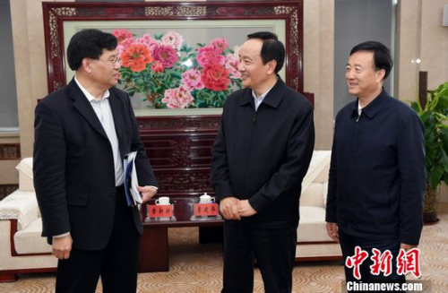 “宁夏的对外开放始于改革开放,但实际上宁夏真正走向世界,是借助了中央‘一带一路’倡议的东风,特别是国家扩大向西开放、内陆开放为宁夏带来了重大机遇。”宁夏回族自治区党委书记李建华(中)近日在银川接受中新社记者专访时说。 毛建军 摄 “宁夏的对外开放始于改革开放,但实际上宁夏真正走向世界,是借助了中央‘一带一路’倡议的东风,特别是国家扩大向西开放、内陆开放为宁夏带来了重大机遇。”宁夏回族自治区党委书记李建华(中)近日在银川接受中新社记者专访时说。 毛建军 摄
