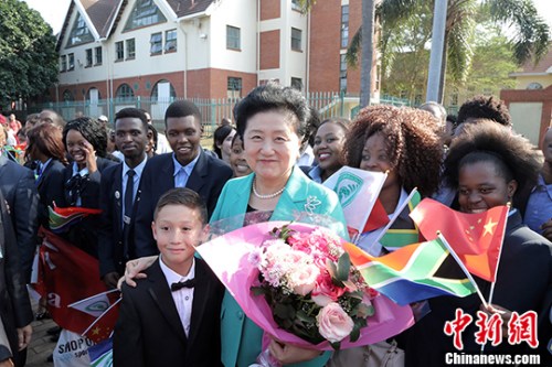 4月26日，国务院副总理刘延东在德班访问南非德班理工大学孔子学院。刘延东抵达时，受到身着南非传统民族服装的学院师生载歌载舞的热情欢迎。刘延东参观了南非孔子学院和课堂教学成果展，并观看了学院学生汇报演出“孔院一家亲”。 中新社记者 宋方灿 摄