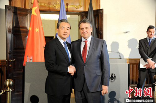 当地时间4月26日,中国外交部长王毅(左)在柏林与德国副总理兼外长加布里尔(右)共见记者时表示,二十国集团(G20)汉堡峰会可与杭州峰会“承前启后”,共同促进世界经济强劲增长。 <a target='_blank' href='http://www.chinanews.com/'>中新社</a>记者 彭大伟 摄 当地时间4月26日,中国外交部长王毅(左)在柏林与德国副总理兼外长加布里尔(右)共见记者时表示,二十国集团(G20)汉堡峰会可与杭州峰会“承前启后”,共同促进世界经济强劲增长。 <a target='_blank' href='http://www.chinanews.com/'>中新社</a>记者 彭大伟 摄