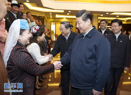 2014年4月30日上午,正在新疆考察工作的中共中央总书记、国家主席、中央军委主席习近平在乌鲁木齐接见劳动模范和先进工作者、先进人物代表,并同他们座谈。这是习近平与劳动模范和先进工作者、先进人物代表亲切握手。新华社记者 谢环驰 摄 2014年4月30日上午,正在新疆考察工作的中共中央总书记、国家主席、中央军委主席习近平在乌鲁木齐接见劳动模范和先进工作者、先进人物代表,并同他们座谈。这是习近平与劳动模范和先进工作者、先进人物代表亲切握手。新华社记者 谢环驰 摄