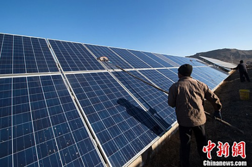 ����ͼ��ɽ��ú��ɳ�����������վ��160����ĵذ�װ��16��������ת��̫���ܵĹ辧�壬����׳�ۡ�<a target='_blank' href='http://www.chinanews.com/'>������</a>���� �信�� ��