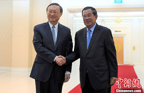 4月28日,柬埔寨首相洪森在金边会见中国国务委员杨洁篪。中新社记者 黄耀辉 摄 4月28日,柬埔寨首相洪森在金边会见中国国务委员杨洁篪。中新社记者 黄耀辉 摄