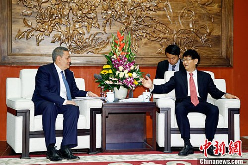 中共中央政治局委员、中央政法委书记孟建柱4月27日在北京同乌兹别克斯坦副总理阿齐莫夫举行中乌政府间合作委员会双方主席会晤。中新社记者 盛佳鹏 摄 中共中央政治局委员、中央政法委书记孟建柱4月27日在北京同乌兹别克斯坦副总理阿齐莫夫举行中乌政府间合作委员会双方主席会晤。中新社记者 盛佳鹏 摄