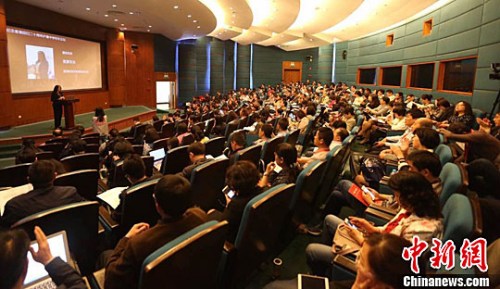 4月28日,为纪念香港回归祖国20周年,以“共享发展,传承创新”为主题的沪港中学校长论坛在上海华东师范大学开幕。<a target='_blank' href='http://www.chinanews.com/'>中新社</a>记者 路梅 摄 4月28日,为纪念香港回归祖国20周年,以“共享发展,传承创新”为主题的沪港中学校长论坛在上海华东师范大学开幕。<a target='_blank' href='http://www.chinanews.com/'>中新社</a>记者 路梅 摄