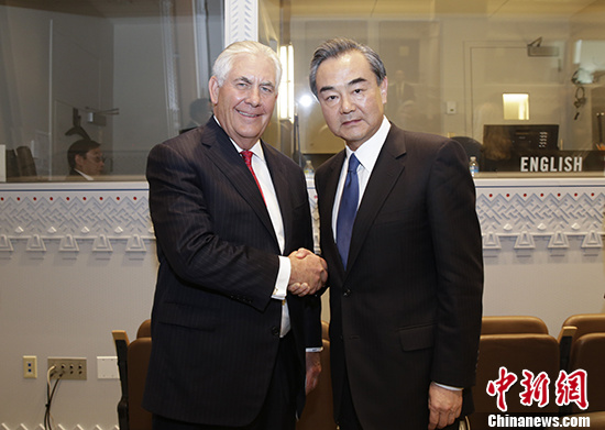 当地时间4月28日,中国外交部长王毅在纽约出席联合国安理会朝鲜半岛核问题部长级公开会期间会见了美国国务卿蒂勒森。 <a target='_blank' href='http://www.chinanews.com/'>中新社</a>记者 廖攀 摄 当地时间4月28日,中国外交部长王毅在纽约出席联合国安理会朝鲜半岛核问题部长级公开会期间会见了美国国务卿蒂勒森。 <a target='_blank' href='http://www.chinanews.com/'>中新社</a>记者 廖攀 摄