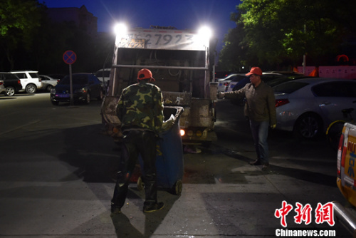凌晨正在工作的垃圾清运工老赵(左)和老王(右) 中新网记者 金硕 摄 凌晨正在工作的垃圾清运工老赵(左)和老王(右) 中新网记者 金硕 摄