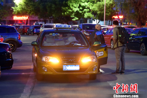 凌晨正在工作的出租车司机。中新网记者 金硕 摄 凌晨正在工作的出租车司机。中新网记者 金硕 摄