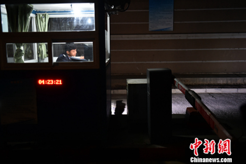凌晨四点多正在值班的停车场收费员小闫。中新网记者 金硕 摄 凌晨四点多正在值班的停车场收费员小闫。中新网记者 金硕 摄