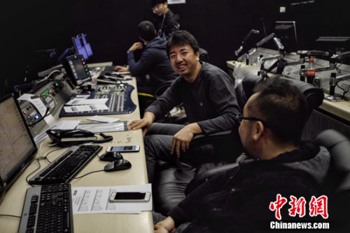 凌晨正在工作的电视台导播姚书博。中新网记者 李霈韵 摄 凌晨正在工作的电视台导播姚书博。中新网记者 李霈韵 摄