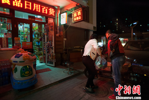 有顾客打电话来买饮料,夫妻二人准备送货。中新网记者 李卿 摄 有顾客打电话来买饮料,夫妻二人准备送货。中新网记者 李卿 摄
