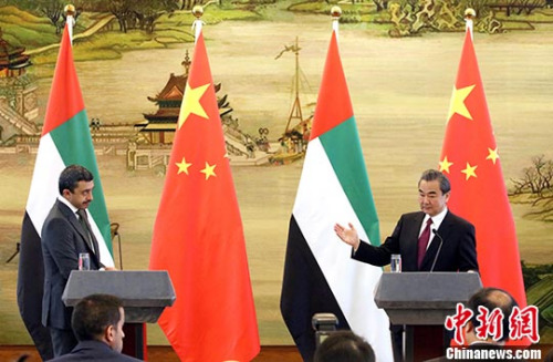 5月2日,中国外交部长王毅(右)在北京同阿联酋外交与国际合作部长阿卜杜拉共同会见记者。 中新社记者 张宇 摄 5月2日,中国外交部长王毅(右)在北京同阿联酋外交与国际合作部长阿卜杜拉共同会见记者。 中新社记者 张宇 摄