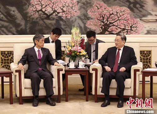 5月4日,中国全国政协主席俞正声在北京人民大会堂会见了以高村正彦会长为团长的日本日中友好议员联盟代表团。 中新社记者 刘震 摄 5月4日,中国全国政协主席俞正声在北京人民大会堂会见了以高村正彦会长为团长的日本日中友好议员联盟代表团。 中新社记者 刘震 摄