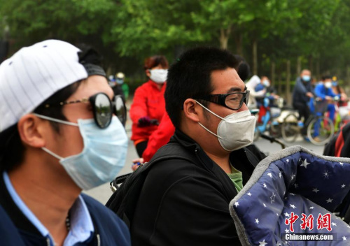 河北遭遇沙尘天气,民众出行受影响。 河北遭遇沙尘天气,民众出行受影响。