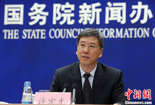 5月5日,国务院新闻办公室举行表扬激励落实重大政策成效明显地方吹风会。财政部部长助理许宏才出席会议。 中新社记者 杨可佳 摄 5月5日,国务院新闻办公室举行表扬激励落实重大政策成效明显地方吹风会。财政部部长助理许宏才出席会议。 中新社记者 杨可佳 摄