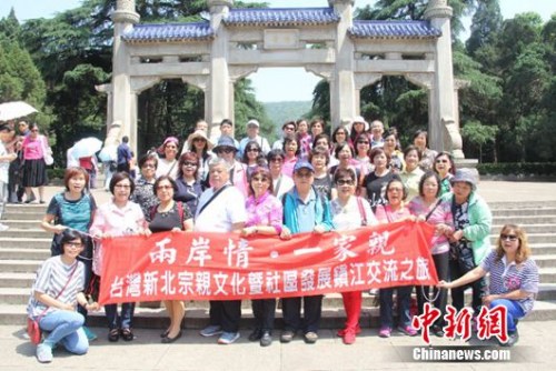 10日，台湾新北市宗亲文化暨社区发展交流团一行40余人到访南京，拜谒中山陵。李杰 摄