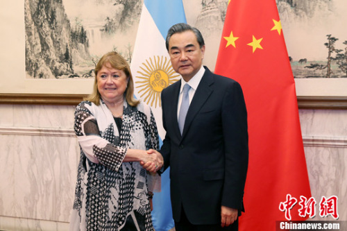 5月17日，中国外交部长王毅同阿根廷外长马尔科拉在北京共同主持中阿政府间常设委员会（两国委员会）第二次会议。中新社记者 韩海丹 摄