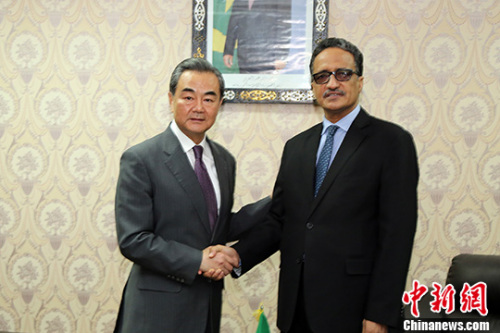 5月19日，中国外交部长王毅在努瓦克肖特与毛里塔尼亚外长比赫举行会谈。 中新社记者 宋方灿 摄