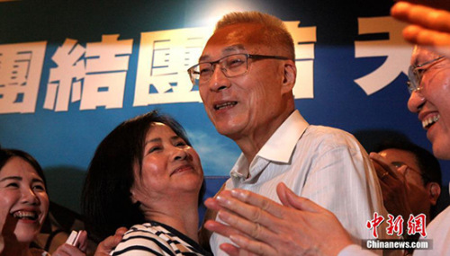 图为吴敦义胜选后与妻子蔡令怡拥抱。 中新社记者 刘舒凌 摄