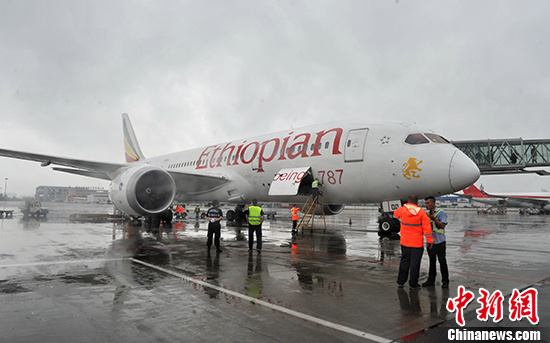 5月22日，埃塞俄比亚国家航空公司飞机抵达成都。 中新社记者 刘忠俊 摄
