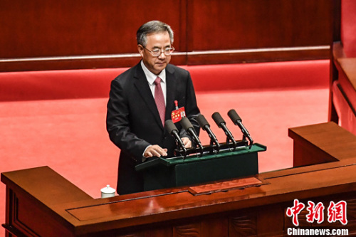 中共中央政治局委员,广东省委书记胡春华向大会作报告