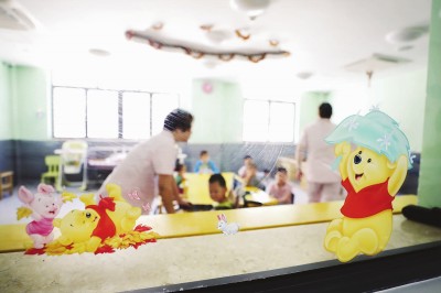 上海市儿童临时看护中心是上海市民政局所属的事业单位，负责接收上海市区域内经体检或救治后各项身体指标符合标准的弃儿(疑似)，为其提供生活照料和特殊教育并协助公安部门查找和确认其身份。这里的门窗、墙面多用卡通图案装饰，为孩子们营造轻松快乐的氛围。袁婧摄