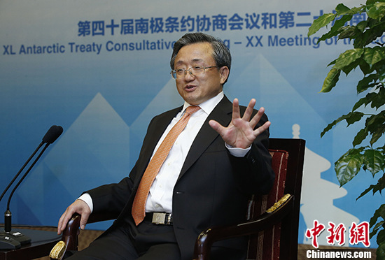 5月23日，中国外交部副部长刘振民在北京接受记者采访。 中新社记者 刘关关 摄