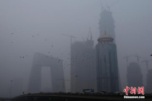 资料图：遭遇雾霾袭击的北京。中新社记者 李慧思 摄