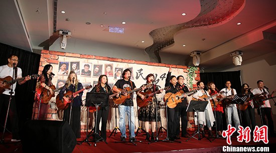 民歌手现场演唱《拜访春天》、《阳光和小雨》。 中新社记者 刘双双 摄