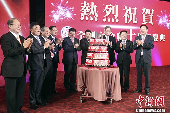 5月24日，全国台湾同胞投资企业联谊会十周年庆典晚会在北京举行。中共中央台办、国务院台办主任张志军（右三）出席。 中新社记者 盛佳鹏 摄