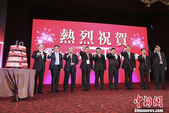 5月24日，全国台湾同胞投资企业联谊会十周年庆典晚会在北京举行。中共中央台办、国务院台办主任张志军（右三）出席。 中新社记者 盛佳鹏 摄