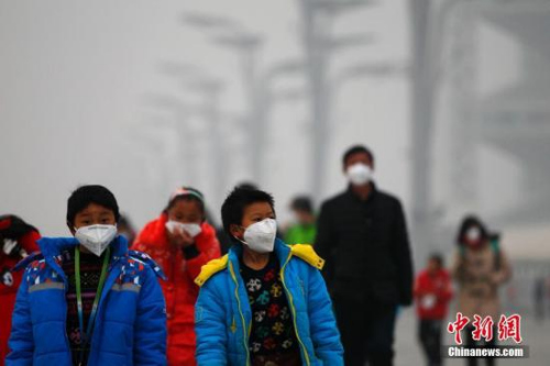 资料图：空气重度污染下的北京。中新社记者 富田 摄。