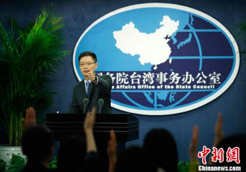 5月25日，国务院台办举行例行发布会，发言人安峰山回答记者提问。中新社记者 刘关关 摄
