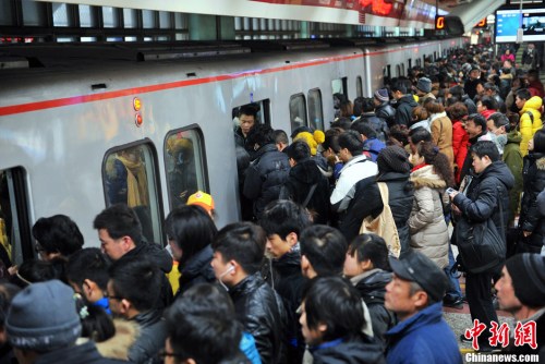 资料图：图为北京地铁四惠站早高峰人潮。中新网记者 金硕 摄