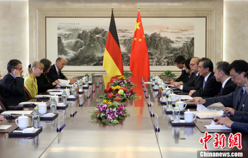 5月24日，中国外交部部长王毅在北京与德国副总理兼外长加布里尔举行会谈。中新社记者 张宇 摄